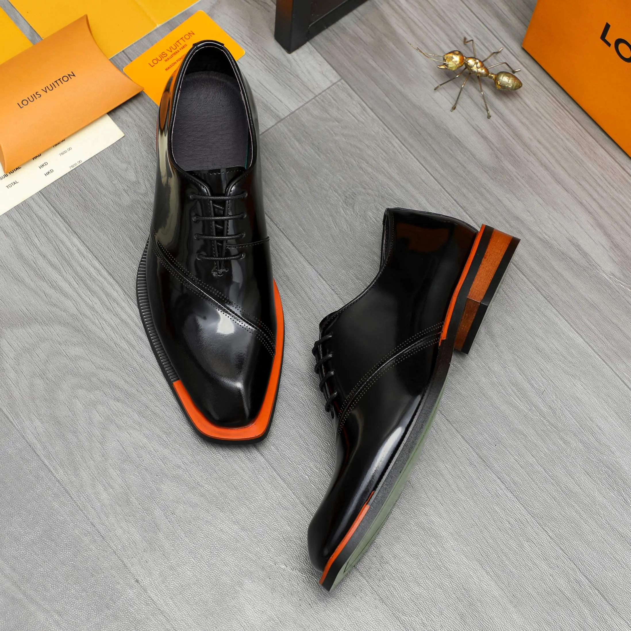 Men's shoes 💰580 Product trademark: LV "Louis Vuitton" business lace-up formal leather shoes Regular size: 37-46 Product materials: Selected pearlescent cowhide upper, pigskin lining, rubber outsole